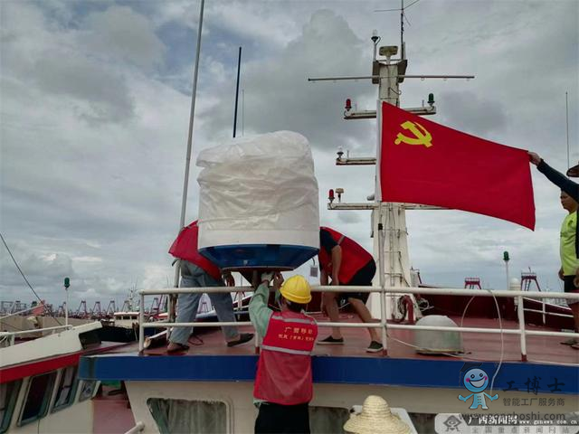 移動(dòng)工作人員正在安裝5G海面基站