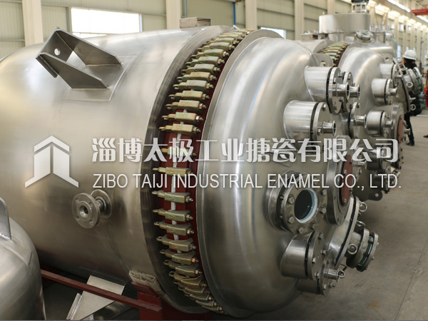 為什么搪玻璃反應釜設(shè)備是目前最理想的藥化設(shè)備？